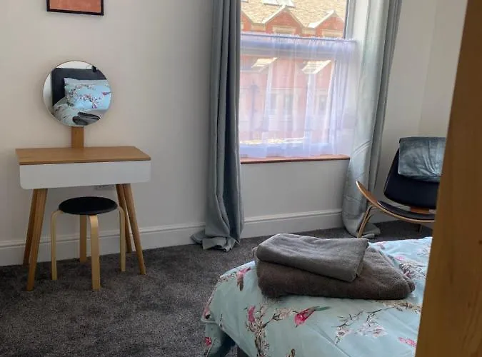 Comfortable 2 Bedroom Home From Home With Parking