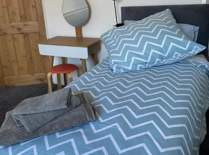 Comfortable 2 Bedroom Home From Home With Parking