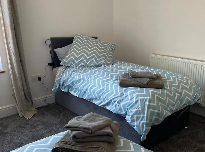 Comfortable 2 Bedroom Home From Home With Parking